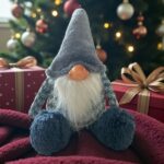 Pluche Kerstgnoom met grijze muts – decoratieve winterkabouter