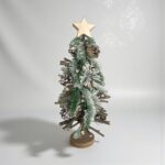 Decoratieve houten kerstboom met sneeuwlook en ster